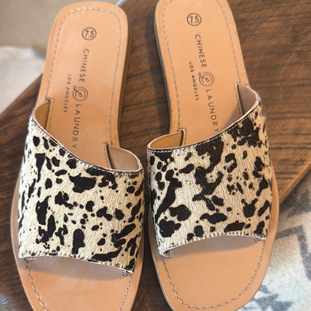 Chinese Laundry Women's faux cowhide sandals size 7.5 NWT